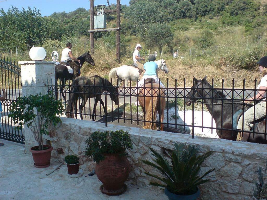 Lazaratos Hotel Kouvalata Екстериор снимка